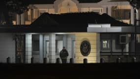 Un policier garde l'entrée de l'ambassade des Etats-Unis à Podgorica, au Monténégro, le 22 février 2018