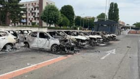 Des  voitures brûlées sur le parking d'un Leclerc à Schiltigheim le 29 juin 2023.