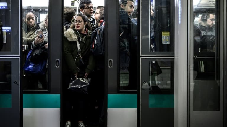 Une voiture du métro parisien bondée.