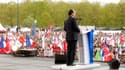 Sur l'esplanade du château de Vincennes, le candidat socialiste à l'élection présidentielle, François Hollande, a déclaré dimanche sentir monter dans le pays "un espoir" à une semaine du premier tour de scrutin. /Photo prise le 15 avril 2012/REUTERS/Benoî