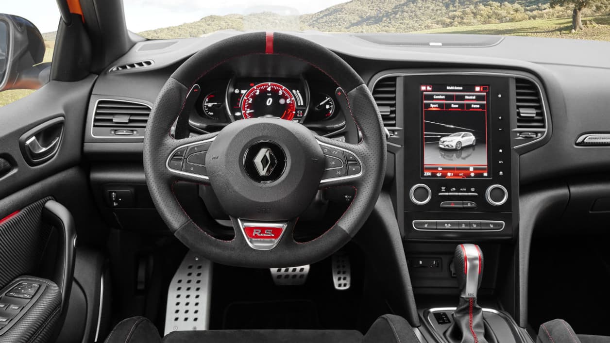 L'intérieur de la Mégane RS reprend le très bon écran vertical du modèle de série en ajoutant notamment un volant spécifique et des inserts imitation carbone. L'intérieur de la Mégane RS reprend le très bon écran vertical du modèle de série en ajoutant notamment un volant spécifique et des inserts imitation carbone.