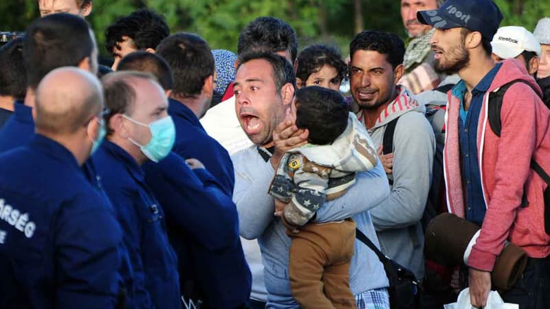 Une journaliste d'une télévision hongroise a été limogée, après que plusieurs images l'ont montrée en train de donner des croches-pieds aux migrants. (Photo d'illustration)