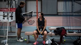 Caroline Vernet échange avec son compagnon