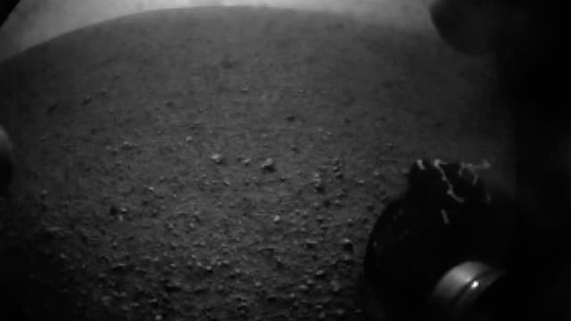 Une des premières images envoyées par Curiosity, le nouveau robot de la Nasa, après qu'il s'est posé sur Mars. Les équipes du Centre national d'études spatiales (Cnes) de Toulouse croisent les doigts pour que les deux instruments français sur les dix emba