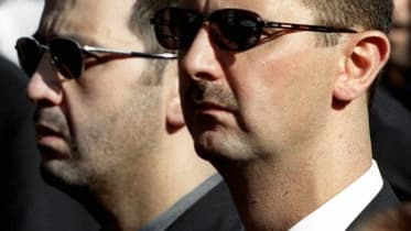 Les fils de l'ancien président syrien Hafez al-Assad, Maher (gauche) et Bachar (droite), lors des funérailles de leur père, le 13 juin 2000, à Damas