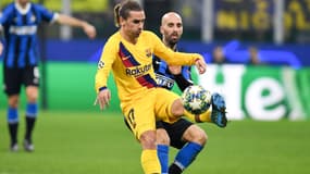 Antoine Griezmann au duel avec Borja Valero lors d'un match Inter-Barça, à Milan le 10 décembre 2019