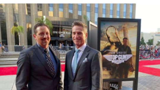 James Taiclet, PDG de Lockheed Martin, et John Clark, vice président de Skunk Works, lors de la première de Top Gun