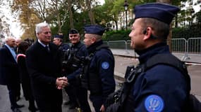 Le Premier ministre Michel Barnier saluant des CRS le 13 novembre 2024 à Paris