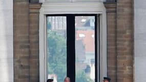Bart de Wever (deuxième à gauche), chef de file du parti séparatiste flamand N-VA, raccompagné par Albert II (au centre) après leur entrevue lundi au palais royal à Bruxelles. Au lendemain de la poussée historique des séparatistes flamands aux élections l