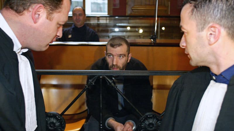 Patrice Alègre et ses avocats lors de son procès en 2002 à la cour d'assises de la Haute-Garonne 