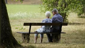 Deux retraités sur un banc (photo d'illustration).