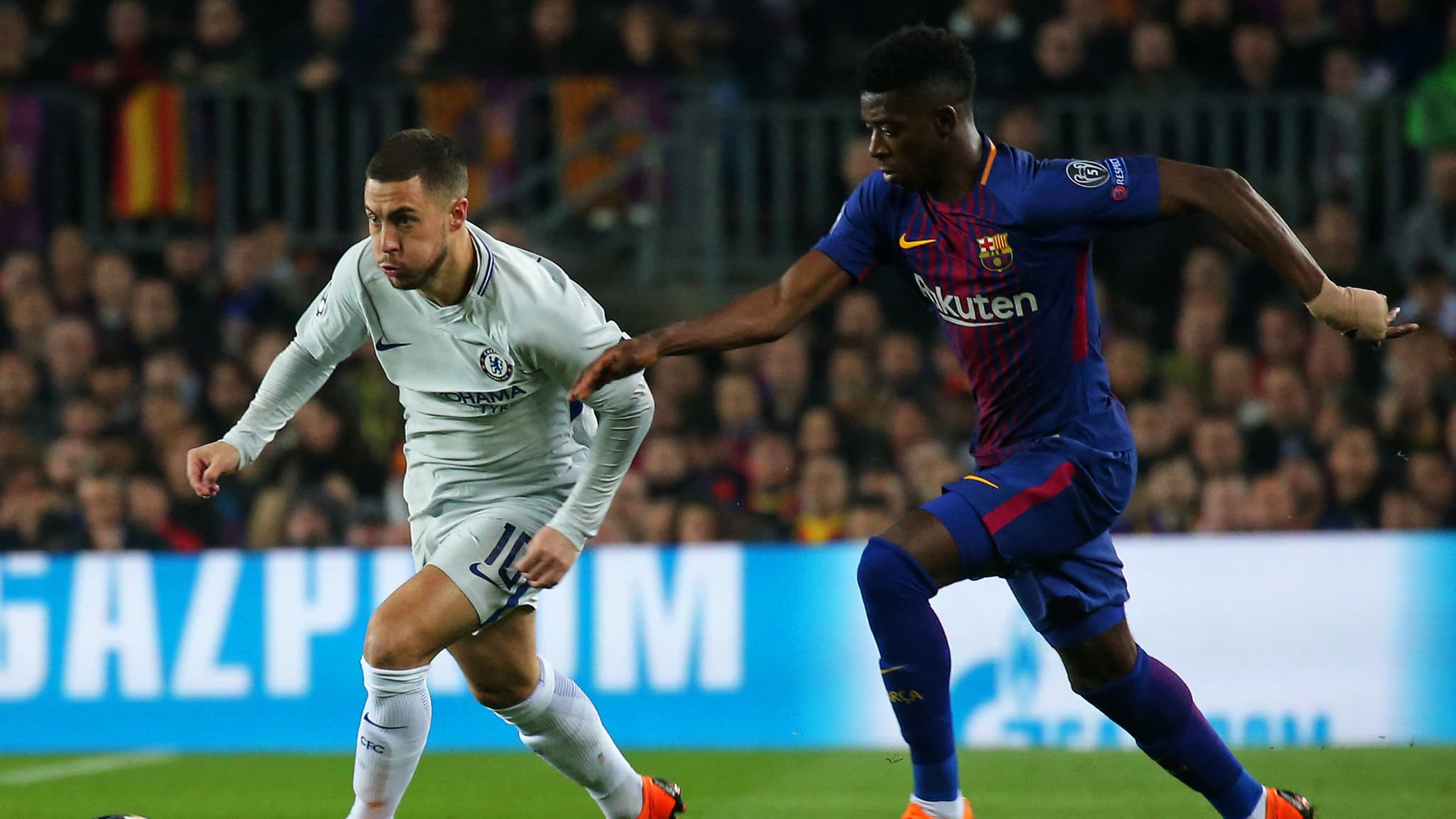 Eden Hazard face à Ousmane Dembélé lors de Barça-Chelsea le 14 mars 2018