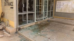 L'entrée de l'université de Garissa, trois jours après l'attaque terroriste qui a fait 148 morts. 