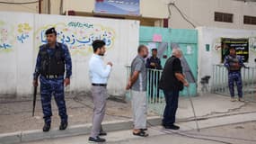 Des Irakiens attendent devant un bureau de vote, le 12 mai 2018, à Bagdad. 