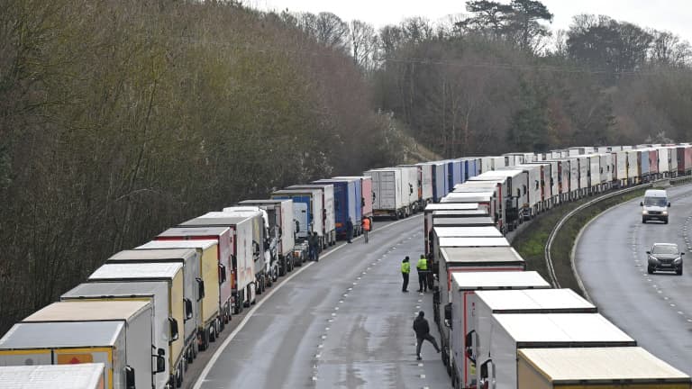 Des chauffeurs de camions bloqués sur l'autoroute M20 menant au port de Douvres, le 24 décembre 2020 à Mersham, dans le sud-est de l'Angleterre.