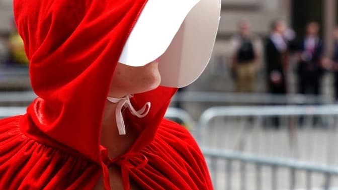 Une femme vêtue de la tenue rouge et blanche issue de la série "The Handmaid's Tale" à New-York le 31 juillet dernier pour protester contre le vice-président américain Mike Pence. 