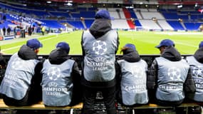 Des ramasseurs de balle de Ligue des champions, au Groupama Stadium de Lyon le 2 octobre 2018