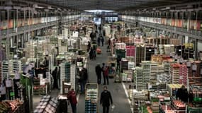 Vue d'un pavillon du marché international de Rungis, le 7 décembre 2016