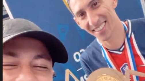 Neymar et Di Maria après la victoire en finale de Coupe de France. Neymar et Di Maria après la victoire en finale de Coupe de France.