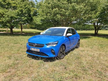 La première voiture électrique d'Opel repose sur la même base technique que la Peugeot e-208.