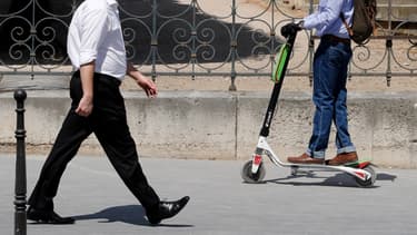 Deux personnes qui circulaient à trottinette ont été blessés à Paris en percutant un bus.