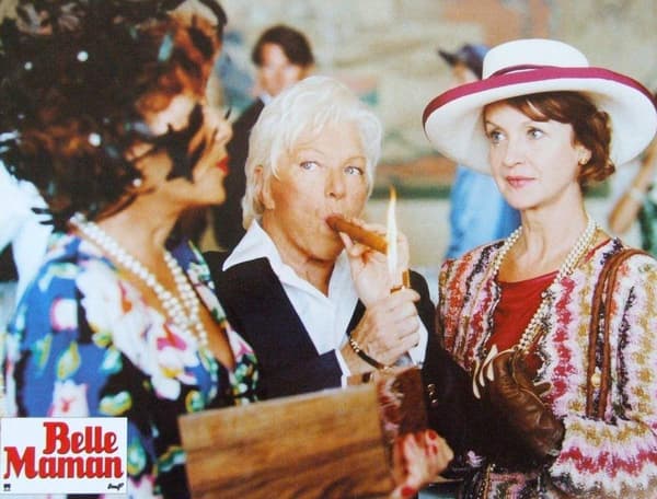 Line Renaud entourée de Stéphane Audran (gauche) et Danièle Lebrun (droite) dans "Belle-Maman" (1999)