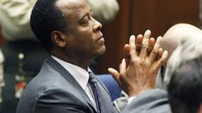 Le Dr Conrad Murray lors de l'annonce de sa condamnation à quatre ans de prison ferme, mardi. Les avocats du médecin personnel de Michael Jackson ont remis vendredi à un tribunal de Los Angeles des documents indiquant qu'il fera appel de sa condamnation p