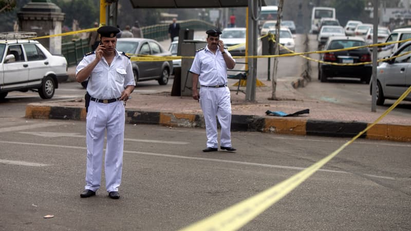 Des policiers sécurisent la zone de l'attentat au Caire le 15 avril 2014.