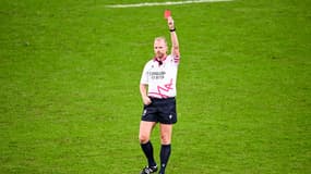 Wayne Barnes adresse un carton rouge à Sam Cane lors de la finale de la Coupe du monde Afrique du Sud-Nouvelle-Zélande (12-11), le 30 octobre 2023