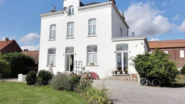 Cette demeure est proposée au prix de 1,2 million d'euros