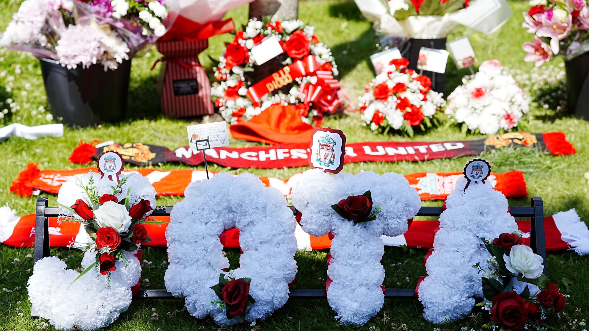 Mort de Diogo Jota: "Comme un deuil familial", les images des hommages des  supporters de Liverpool devant Anfield