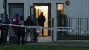 Des policiers devant l'immeuble de Meaux dans lequel s'est déroulé le quintuple homicide, le 26 décembre 2023 