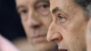 Nicolas Sarkozy et Alain Juppé, au second plan. L'ancien Premier ministre et maire de Bordeaux a laissé entendre qu'il allait revenir au gouvernement. /Photo d'archives/REUTERS/Vincent Kessler
