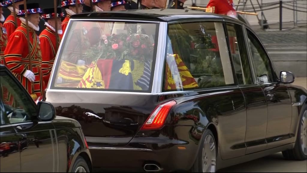 Le cercueil de la reine prend la direction du château de Windsor. Le cercueil de la reine prend la direction du château de Windsor.