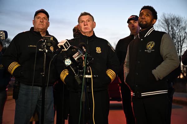 Le commissaire de police de Baltimore, Richard Worley, accompagné du maire Brandon Scott et du chef des pompiers James Wallace lors d'une conférence de presse sur l'effondrement du pont à Baltimore, dans le Maryland, le 26 mars 2024.
