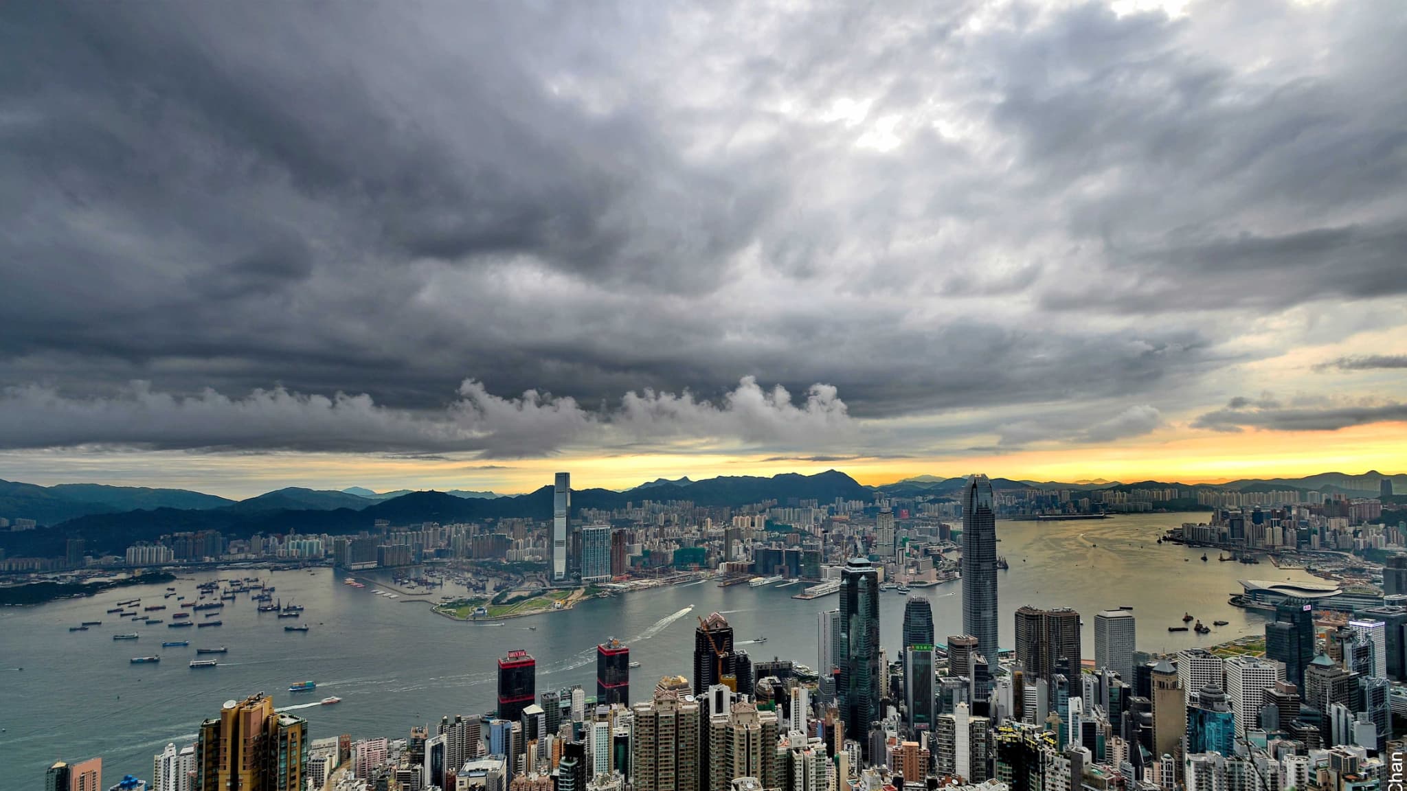 Des stratocumulus castellanus. Des stratocumulus castellanus.