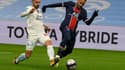 L'attaquant brésilien du Paris Saint-Germain, Neymar, à la lutte avec le défenseur espagnol de Marseille, Alvaro Gonzalez, lors de leur match en L1, le 7 février 2021 au stade Vélodrome