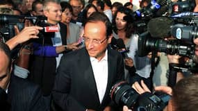 François Hollande à La Rochelle, jeudi soir. Le député de Corrèze demeure largement en tête des intentions de vote pour la primaire d'investiture du Parti socialiste en vue de l'élection présidentielle, selon un sondage Ipsos-Logica Business Consulting po