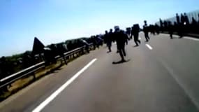 Un motard CRS en mission de sécurisation à Calais a publié une vidéo pour illustrer la difficulté à empêcher les migrants de monter dans des camions.