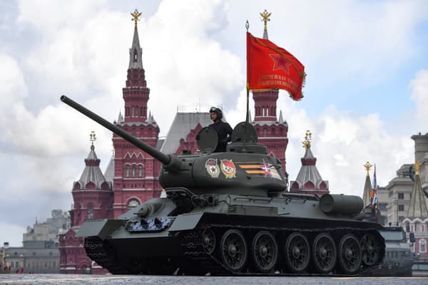Un char soviétique T-34 défile sur la place Rouge à Moscou pour le 9-Mai