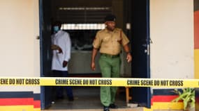Des officiers de l'unité de détection criminelle travaillent sur la scène du crime au poste de police de Gigiri, après que le principal suspect, Collins Jumaisi, se soit échappé de sa cellule à Nairobi, le 20 août 2024. 