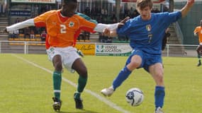 Un Ivoirien dispute le ballon à un Italien lors du tournoi de Montaigu 2006
