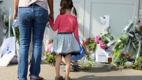 Des enfants déposent des fleurs devant l'entrée de l'école Edouard-Herriot, à Albi, le 5 juillet.