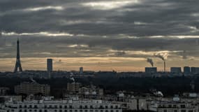 Cette photo prise le 6 janvier 2022 montre une vue de Paris avec la tour Eiffel et la tour Montparnasse sous un ciel nuageux, à Puteaux.