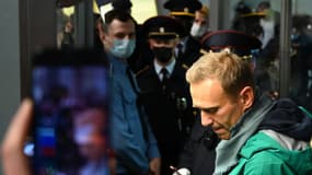 Le chef de l'opposition russe Alexei Navalny est vu au point de contrôle des passeports de l'aéroport Sheremetyevo de Moscou, le 17 janvier 2021.