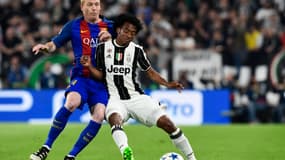 Jérémy Mathieu au duel avec Juan Cuadrado