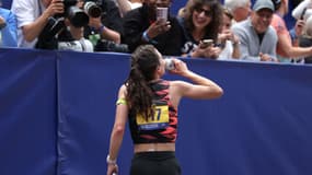 Emma Bates boit une bière après le marathon de Boston, le 15 avril 2024