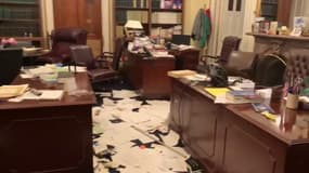 Les images d’un bureau saccagé après l’intrusion au Capitole