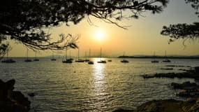 Le soleil se levant à Bormes-les-Mimosas (Var), le 8 août 2018. (Photo d'archive)