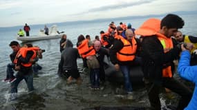 Des migrants venus de Turquie débarquent le 24 novembre 2015 sur l'île grecque de Lesbos, qui leur ouvre la voie à l'Union européenne